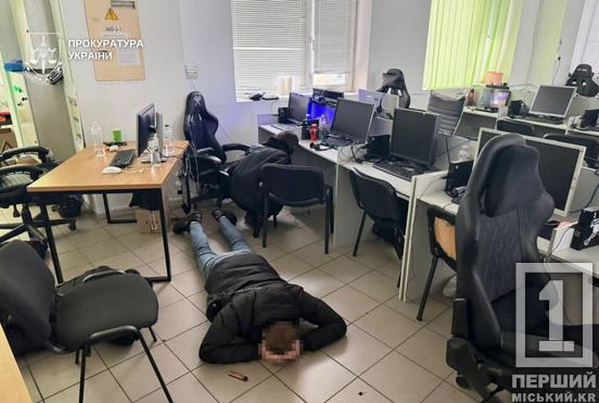 «Вашу картку зламали»: у Дніпрі прикрили «офіс» на сотню операторів2