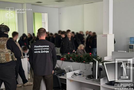 «Вашу картку зламали»: у Дніпрі прикрили «офіс» на сотню операторів1