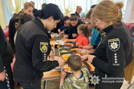 Від серця до серця: криворізькі поліцейські завітали до дітей з різдвяними привітаннями0