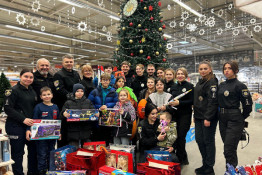 Від серця до серця: криворізькі поліцейські завітали до дітей з різдвяними привітаннями2