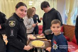 Від серця до серця: криворізькі поліцейські завітали до дітей з різдвяними привітаннями1