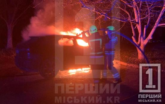Видався «запальний» вечір: у Кривому Розі палали дві автівки