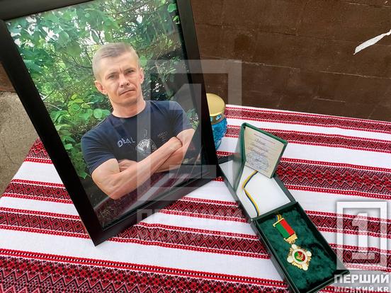 Віддали усе заради безпеки близьких: у Криворізькому ліцеї №81 відкрили меморіали Сергію Мартинову та Олександру Сірику2