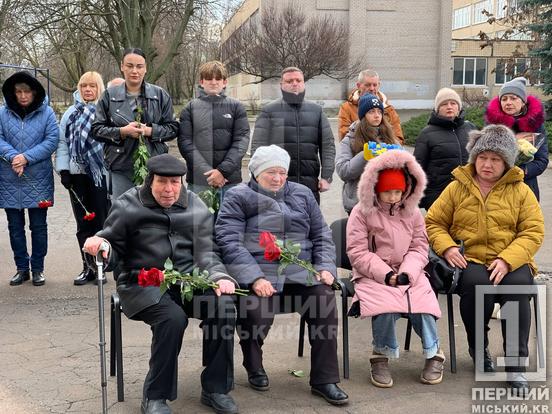 Віддали усе заради безпеки близьких: у Криворізькому ліцеї №81 відкрили меморіали Сергію Мартинову та Олександру Сірику4