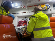 Вночі ворог поцілив безпілотником по багатоповерхівці у Запоріжжі, загорілися квартири, постраждали троє людей2