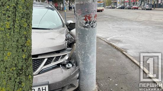 Водійку ушпитали: на 97-му кварталі Nissan протаранив стовп2