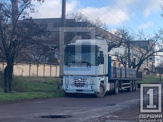 Водійку забрала «швидка»: у Кривому Розі на об’їзній зіштовхнулися фура і Mitsubishi4