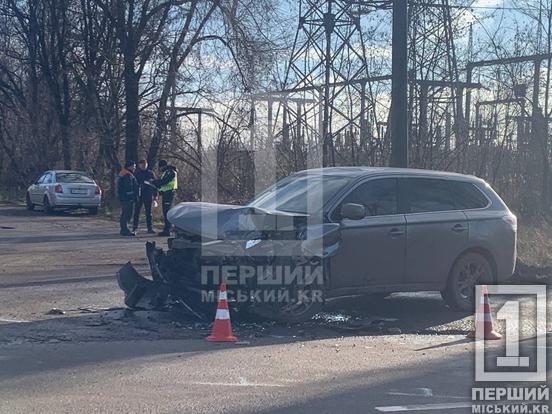 Водійку забрала «швидка»: у Кривому Розі на об’їзній зіштовхнулися фура і Mitsubishi1