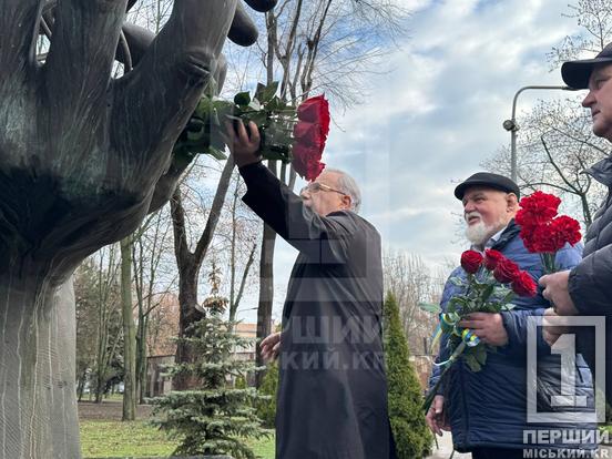 Вони зупинили розбурхану стихію некерованої ядерної реакції: криворіжці поклали квіти до знаку «Пам’яті Чорнобильців»5