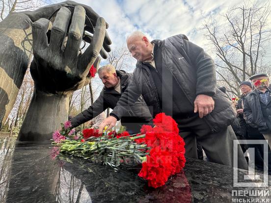 Вони зупинили розбурхану стихію некерованої ядерної реакції: криворіжці поклали квіти до знаку «Пам’яті Чорнобильців»4