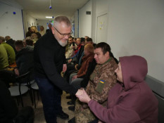 Захисники й Захисниці, які лікуються у Кривому Розі, отримають різдвяні подарунки та слова вдячності6