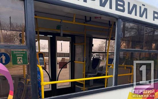 Знову вандалізм: у Кривому Розі невідомі розбили скло в комунальному автобусі