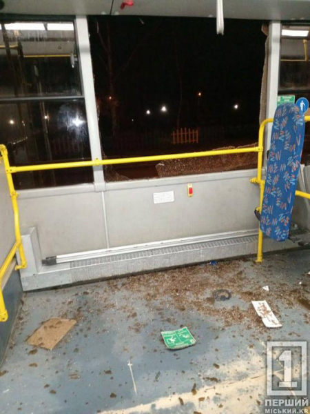 Знову вандалізм: у Кривому Розі невідомі розбили скло в комунальному автобусі1