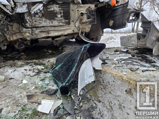 Дорога не прощає помилок: у Кривому Розі Lada протаранила стелу1