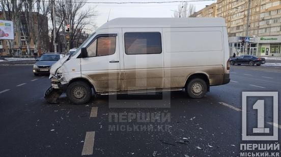 Дорогу вкрило дрібними уламками: на проспекті Миру вдарилися два Mercedes2