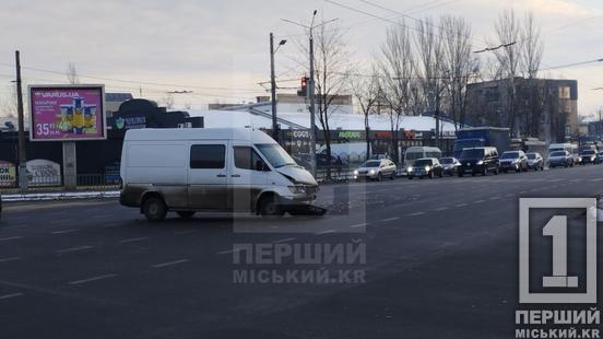 Дорогу вкрило дрібними уламками: на проспекті Миру вдарилися два Mercedes1