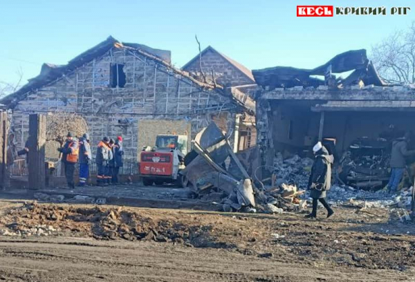 Яму від влучання Іскандеру посеред дороги засипали комунальники в Кривому Розі