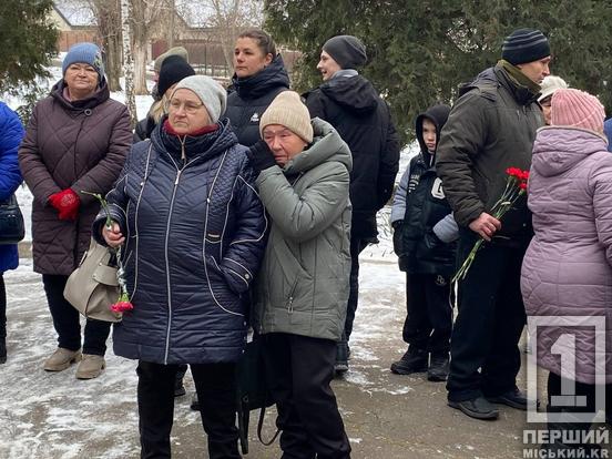 Іменні таблички на знак пошани до подвигів: у Кривому Розі вшанували пам’ять полеглих військовиків Костянтина Пелешка, Сергія Чомка та Богдана Леніка2