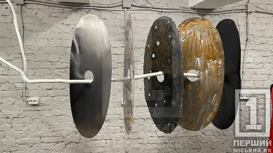 Кожен експонат з глибоким сенсом: у місті відкрили виставку «Кривий ландшафт. Укорінення»2