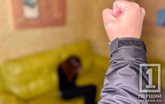 Кожен вдих і дотик через біль: на Дніпропетровщині 15-річна дівчинка стала на захист матері і зазнала жорстоких побоїв