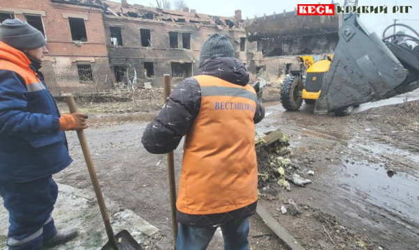 Комунальник наводять лад на місці прильоту ракети в Кривому Розі