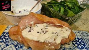 Кулінарний блог А. Паукової: Курочка з м'яким сиром, шпинатом та журавлиною з карамелізованою скоринкою1