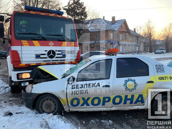 Лобовий удар: у Металургійному районі Кривого Рогу Dacia в’їхала в авто рятувальників1