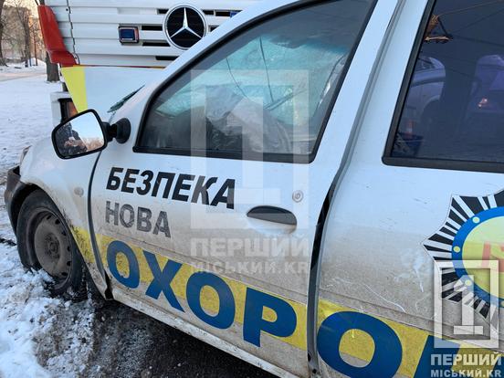 Лобовий удар: у Металургійному районі Кривого Рогу Dacia в’їхала в авто рятувальників4