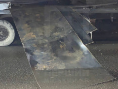 Металевий лист із вантажівки пробив лобове скло легковика: водій дивом вижив0