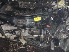 Металевий лист із вантажівки пробив лобове скло легковика: водій дивом вижив3