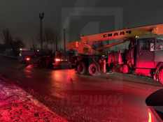 Металевий лист із вантажівки пробив лобове скло легковика: водій дивом вижив1
