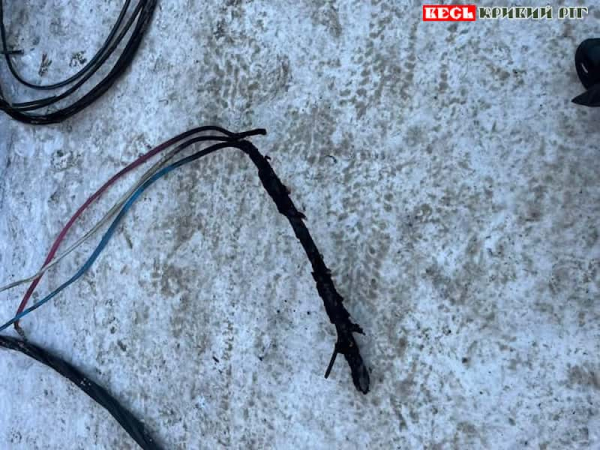 Обгорілі проводи від трансформаторної будки в Зеленодольську Криворізького району