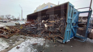 На вулиці Кобилянського перекинулася вантажівка0