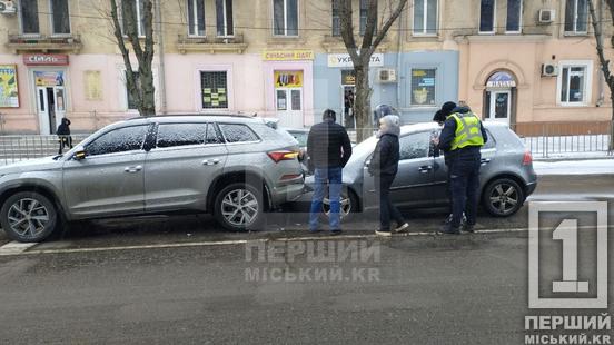 Нервовий ранок одразу для п’ятьох водіїв: на Петра Калнишевського дорогу зайняли дві аварії1
