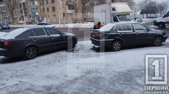 Нервовий ранок одразу для п’ятьох водіїв: на Петра Калнишевського дорогу зайняли дві аварії4