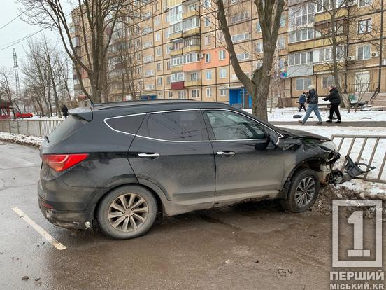 Невдалий розворот і фініш у паркані: на Володимира Великого зіткнулися Hyundai та Ford1