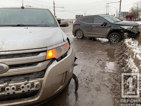Невдалий розворот і фініш у паркані: на Володимира Великого зіткнулися Hyundai та Ford2