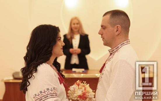 Обрали бути опорою один для одного: Дніпропетровщина стала одним із головних майданчиків країни для весільних обітниць