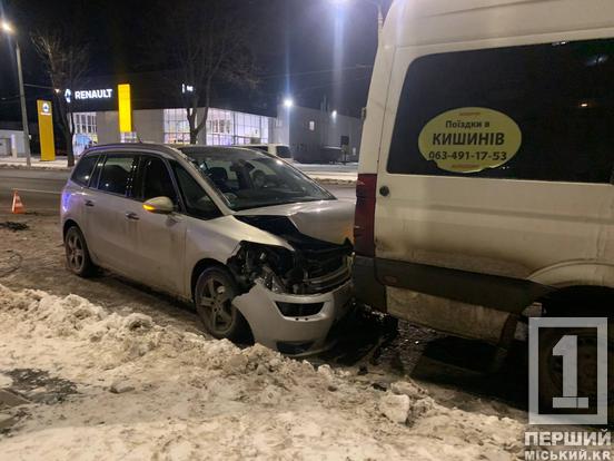 Один невдалий поворот – три розбиті автівки: на просп. Миру зіткнулися маршрутка, Citroën і Mitsubishi3