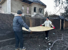 Після обстрілу: комунальники та волонтери допомагають мешканцям пошкоджених будинків0
