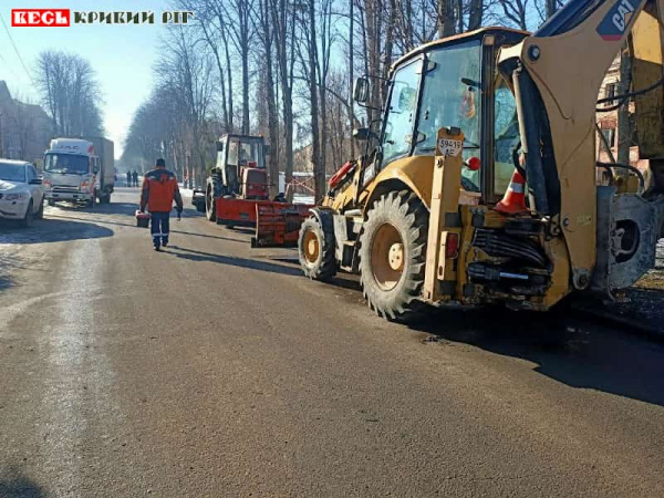 Комунальники прибирають сміття після вибуху ракети в Кривому Розі