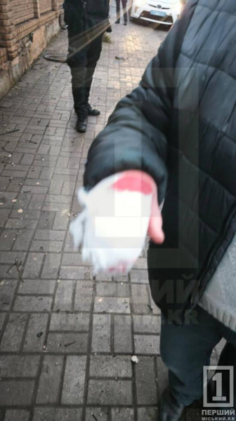 Понівечений будинок, скло під ногами і вирування вогняної стихії: у Кривому Розі вчергове за сьогодні  пролунали вибухи1