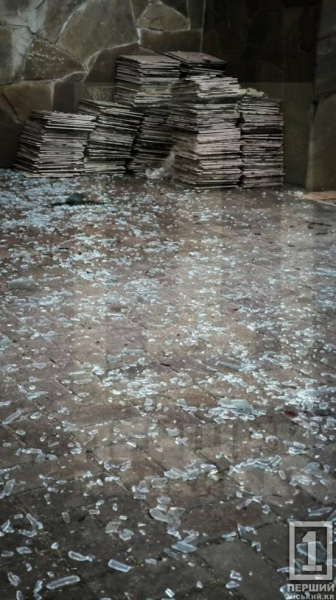 Понівечений будинок, скло під ногами і вирування вогняної стихії: у Кривому Розі вчергове за сьогодні  пролунали вибухи2