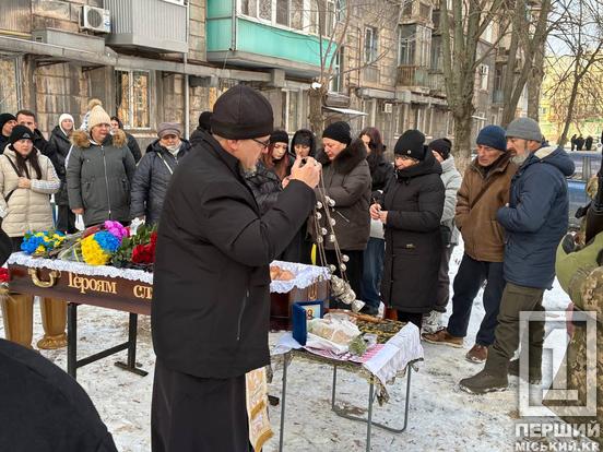 Поруч з труною сипалися пелюстки квітів: у Кривому Розі місце останнього спочинку знайшов боєць Олександр Фатєєв2