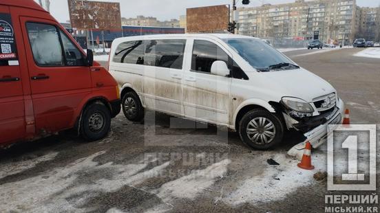 Потрійне «комбо» через погоду та відключення: на Вечірньому зіткнулися два легковики та маршрутка1