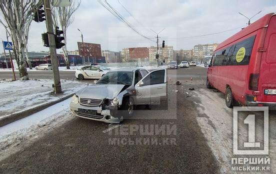 Потрійне «комбо» через погоду та відключення: на Вечірньому зіткнулися два легковики та маршрутка