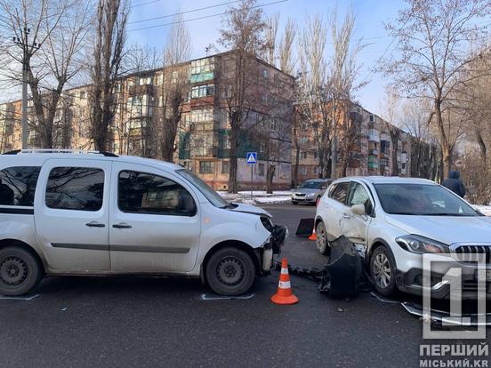 Розтрощений бампер і вмʼятини на дверцятах: у Кривому Розі вдарилися Suzuki I Renault2