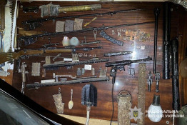 Шаблі, гранати й гранатомет: на Криворіжжі поліція викрила домашній арсенал зброї2