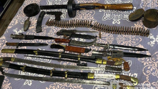 Шаблі, гранати й гранатомет: на Криворіжжі поліція викрила домашній арсенал зброї1
