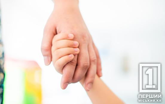 Тут живуть люди з відкритими і турботливими серцями: на Дніпропетровщині у 2025 році в родини влаштували понад сотню дітей